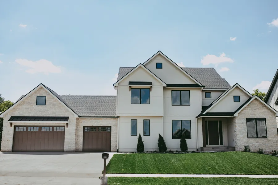 Scenic Oaks SW — 5 Bed • 4.5 Bath • Two Story